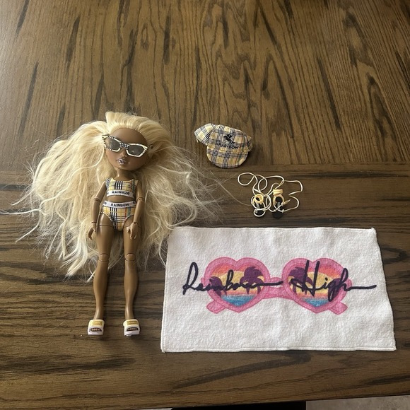 Rainbow High Pacific Coast Harper Dune Fashion Doll Outfit Towel‎ Shoes *READ* - Picture 1 of 9